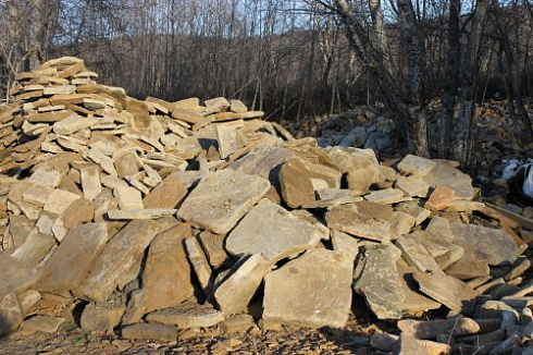 Kamenclub.ru: Песчаник плиты - плахи - пошаговые дорожки (фр. 70-150 мм)  купить в Люберцах песчаник серый бежевый желтый зеленый колотый песчаник строительный 6500 руб/т   фото КАМЕНЬ КЛУБ