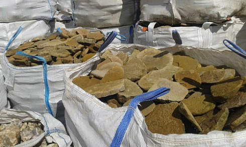 Kamenclub.ru: Песчаник колотый для облицовки (фр. 2-3 см)  купить в Люберцах песчаник бежевый серый рыжий песчаник строительный 5000 руб/т   фото КАМЕНЬ КЛУБ