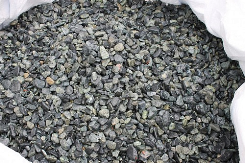 Kamenclub.ru: Щебень галтованный зеленый (змеевик) фр. 20-40 мм.  купить в Люберцах мрамор зеленый, салатовый оголтованный щебень мраморный 12500 руб/т   фото КАМЕНЬ КЛУБ