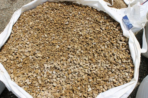 Kamenclub.ru: Щебень крошка желтый (песчаник) фр. 10-20 мм.  купить в Люберцах песчаник бежевый, серый, рыжий декоративный ландшафтный щебень колотый 9500 руб/т   фото КАМЕНЬ КЛУБ