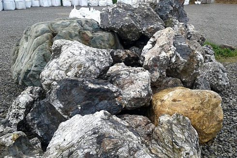 Kamenclub.ru: Черный гранит - кварцит фр. 100-500 мм.  купить в Люберцах мрамор гранит черный с белыми прожилками, серый, белый валун скальный колотый 7000 руб/т   фото КАМЕНЬ КЛУБ