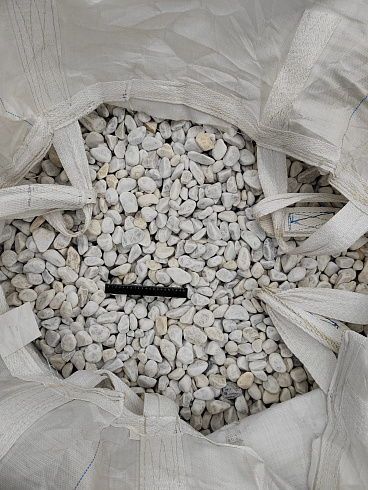 Kamenclub.ru: Мраморная крошка (щебень галтованный белый) фр.40-70 мм.  купить в Люберцах мрамор белый молочный айвори окатанный округлый природный камень 17000 руб/т   фото КАМЕНЬ КЛУБ