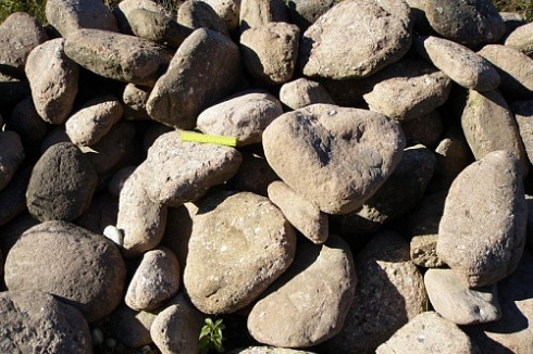 Kamenclub.ru: Конгломераты фр. 300-1000 мм.  купить в Люберцах кварц мрамор диабаз коричневый, серый зеленоватый речной валун крупный 6500 руб/т   фото КАМЕНЬ КЛУБ