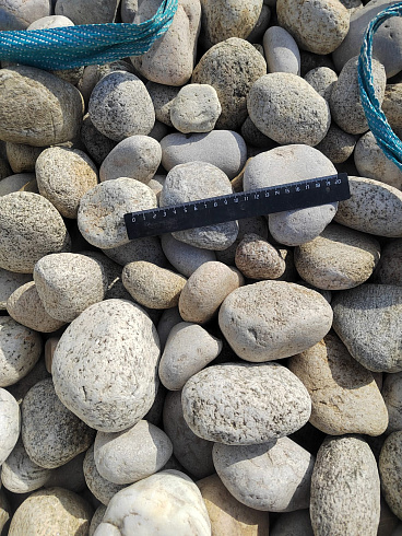 Kamenclub.ru: Галька речная окат (серо-белая) фр. 70-120 мм купить  в Люберцах галька галечник бело-серая, серо-белая, серая, белая речная природная галька  8000 руб/т   фото КАМЕНЬ КЛУБ