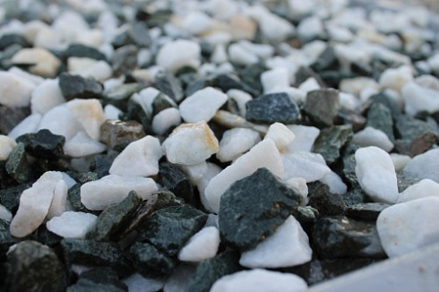 Kamenclub.ru: Мраморная крошка (щебень крошка микс: белый-зеленый) фр. 10-20 мм.  купить в Люберцах мрамор белый, зеленый каменная ландшафтная декоративная крошка щебня 9500 руб/т   фото КАМЕНЬ КЛУБ