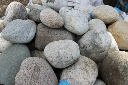 Kamenclub.ru: Речной валун (Ассорти) фр.100-300 мм.  купить в Люберцах галечник серый, темно-серый, светло-серый речная галька крупных размеров 4200 руб/т   фото КАМЕНЬ КЛУБ