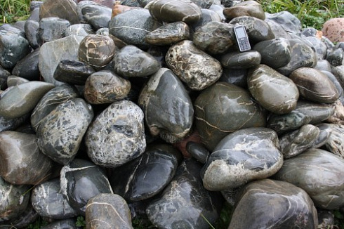 Kamenclub.ru: Валунчик Паутинник фр.100-300 мм  купить в Люберцах крупный природный камень галечник темно-серый с прожилками белый черный речной валунчик 5000 руб/т   фото КАМЕНЬ КЛУБ