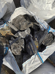 Kamenclub.ru: Черный мрамор скальник фр. 100-500 мм.  купить в Люберцах мрамор черный белый серый крупный колотый валун ландшафтный 8500 руб/т   фото КАМЕНЬ КЛУБ