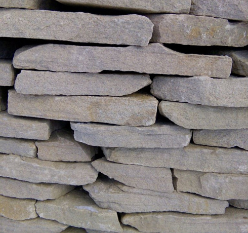 Kamenclub.ru: Песчаник пластушка светло-серый (2,0 см)  купить в Люберцах плитняк- ластушка светло-серый, серый рваный ландшафтный плитняк колотый 13800 руб/м3   фото КАМЕНЬ КЛУБ