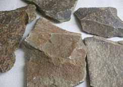 Kamenclub.ru: Песчаник пластушка "фонтанка" серо-зеленая (3,0-5,0 см)  купить в Люберцах песчаник серо-зеленая колотые плитки облицовочные пластушки 11400 руб/м3   фото КАМЕНЬ КЛУБ