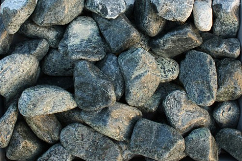 Kamenclub.ru: Щебень галтованный зеленый (змеевик) фр. 50-100 мм.  купить в Люберцах галтовка мраморная зеленый, салатовый мрамор 12 500 руб/т   фото КАМЕНЬ КЛУБ