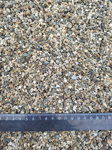 Kamenclub.ru: Галька речная окат (серая) фр.3-5 мм купить  в Люберцах галька речная серая бежевый темно-серый окатанный речной камень округлый 9500 руб/т   фото КАМЕНЬ КЛУБ