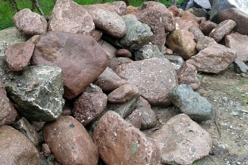 Kamenclub.ru: Конгломераты фр. 300-1000 мм.  купить в Люберцах кварц мрамор диабаз коричневый, серый зеленоватый речной валун крупный 6500 руб/т   фото КАМЕНЬ КЛУБ