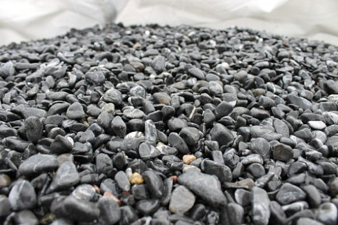 Kamenclub.ru: Щебень галтованный черный (мрамор) фр.10-20 мм.  купить в Люберцах мрамор черный с белыми прожилками, черный, белый окатанный округлый ландшафтный декоративный щебень 15000 руб/т   фото КАМЕНЬ КЛУБ