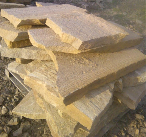 Kamenclub.ru: Форматный камень (плаха) пошаговая дорожка от 70-150 см (4 -12 см)  купить в Люберцах плитняк  форматный плаха желтый песчаник 9 000 руб/т   фото КАМЕНЬ КЛУБ