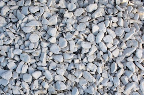 Kamenclub.ru: Щебень галтованный белый (мрамор) фр.5-10 мм.  купить в Люберцах мрамор белый, айвори, молочный каменная мраморная декоративная ландшафтная крошка 17000 руб/т   фото КАМЕНЬ КЛУБ