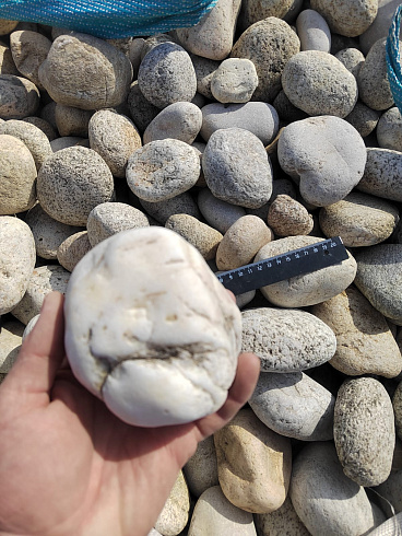 Kamenclub.ru: Галька речная окат (серо-белая) фр. 70-120 мм купить  в Люберцах галька галечник бело-серая, серо-белая, серая, белая речная природная галька  8000 руб/т   фото КАМЕНЬ КЛУБ