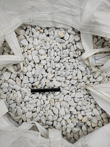 Kamenclub.ru: Мраморная крошка (щебень галтованный белый) фр.40-70 мм.  купить в Люберцах мрамор белый молочный айвори окатанный округлый природный камень 17000 руб/т   фото КАМЕНЬ КЛУБ