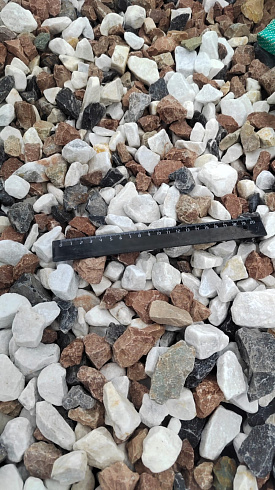 Kamenclub.ru: Мраморная крошка (щебень крошка микс : белый-черный-розовый) фр. 20-40 мм.  купить в Люберцах мрамор белый, черный, розовый декоративная ландшафтная крошка 12000 руб/т   фото КАМЕНЬ КЛУБ