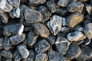 Kamenclub.ru: Щебень галтованный черный (мрамор) фр. 50-100 мм.  купить в Люберцах мрамор черный с белыми прожилками щебень ландшафтный мраморный 15000 руб/т   фото КАМЕНЬ КЛУБ