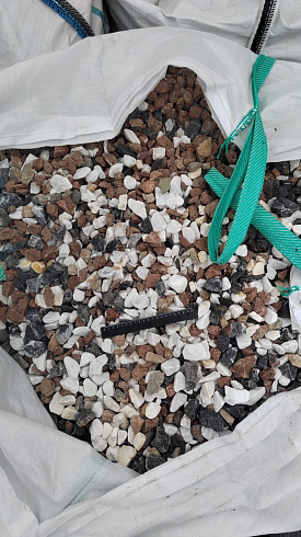 Kamenclub.ru: Мраморная крошка (щебень крошка микс : белый-черный-розовый) фр. 20-40 мм.  купить в Люберцах мрамор белый, черный, розовый декоративная ландшафтная крошка 12000 руб/т   фото КАМЕНЬ КЛУБ