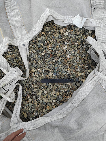 Kamenclub.ru: Галька речная окат (серая) фр.10-20 мм купить  в Люберцах галька речная серая, серый, темно-серый, светло-серый, коричневый ландшафтная декоративная речная окатанная округлая галька 5000 руб/т   фото КАМЕНЬ КЛУБ