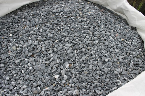 Kamenclub.ru: Щебень галтованный черный (мрамор) фр.10-20 мм.  купить в Люберцах мрамор черный с белыми прожилками, черный, белый окатанный округлый ландшафтный декоративный щебень 15000 руб/т   фото КАМЕНЬ КЛУБ