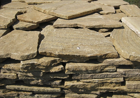 Kamenclub.ru: Песчаник пластушка желтый с рисунком (3 см)  купить в Люберцах песчаник желтый с рисунком, рыжий, желтый песчаник пластушка ландшафтная рваная 8 500 руб/м3   фото КАМЕНЬ КЛУБ