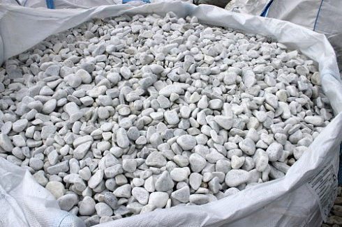 Kamenclub.ru: Мраморная крошка (щебень галтованный белый), фр.20-40 мм.  купить в Люберцах мрамор белый бежевый молочный мраморный щебень декоративный 17000 руб/т   фото КАМЕНЬ КЛУБ