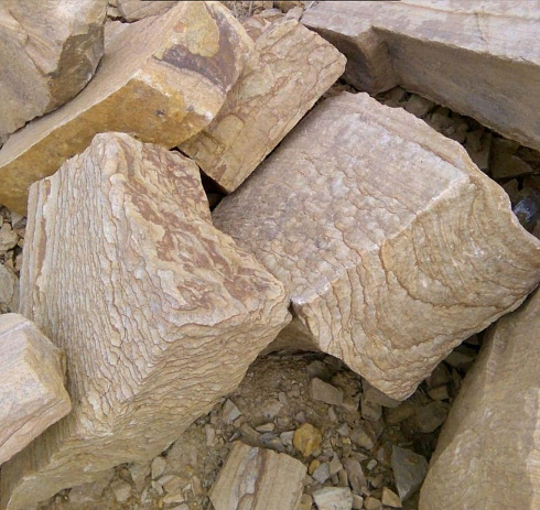 Kamenclub.ru: Песчаник пластушка желтый с рисунком (7-15 см)  купить в Люберцах плитняк - пластушка - бут желтый песчаник 10200 руб/м3   фото КАМЕНЬ КЛУБ