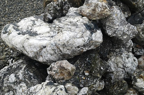 Kamenclub.ru: Черный гранит - кварцит фр. 100-500 мм.  купить в Люберцах мрамор гранит черный с белыми прожилками, серый, белый валун скальный колотый 7000 руб/т   фото КАМЕНЬ КЛУБ