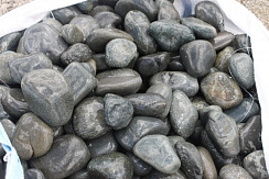 Kamenclub.ru: Темно-серый валунчик фр.100-300 мм.  купить в Люберцах крупный природный камень серый, темно-серый, светло-серый речная галька большого размера окатанная 4500 руб/т   фото КАМЕНЬ КЛУБ