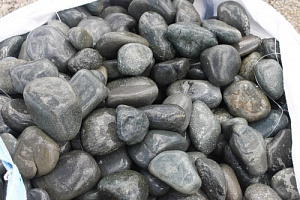 Kamenclub.ru: Темно-серый валунчик фр.100-300 мм.  купить в Люберцах крупный природный камень серый, темно-серый, светло-серый речная галька большого размера окатанная 4500 руб/т   фото КАМЕНЬ КЛУБ