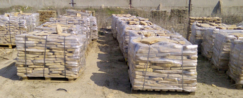 Kamenclub.ru: Песчаник пластушка галтованный желтый с рисунком (3 см)  купить в Люберцах плитняк - пластушка желтый песчаник 21000 руб/м3   фото КАМЕНЬ КЛУБ