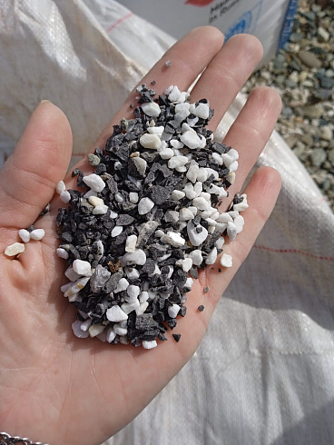 Kamenclub.ru: Мраморная крошка (щебень галтованный микс:белый-черный-розовый-медовый) фр.5-10 мм.  купить в Люберцах мрамор белый, медовый, черный, розовый мраморный галтованный щебень декоративный ландшафтный 15500 руб/т   фото КАМЕНЬ КЛУБ
