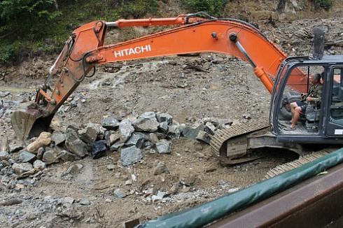 Kamenclub.ru: Гранит скальник (серо-зеленый) фр. 100-500 мм.  купить в Люберцах гранит зеленый, серый, салатовый крупный ландшафтный валун 6 000 руб/т   фото КАМЕНЬ КЛУБ