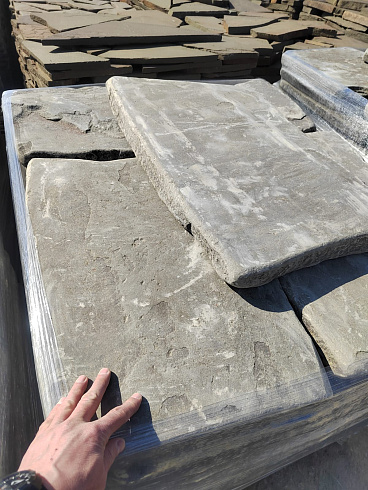 Kamenclub.ru: Песчаник пластушка галтованная светло-серая (3,0 см)  купить в Люберцах песчаник светло-серый, серый ландшафтный камень рваный колотый 21000 руб/м3   фото КАМЕНЬ КЛУБ