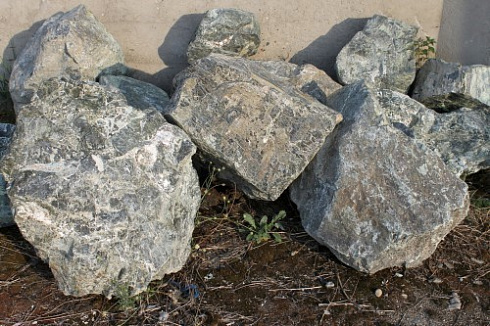 Kamenclub.ru: Змеевик скальник фр. 500-1500 мм.  купить в Люберцах змеевик зеленый серый черный глыба скальная колотая 7500 руб/т   фото КАМЕНЬ КЛУБ