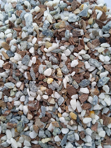 Kamenclub.ru: Мраморная крошка (щебень галтованный микс:: белый-черный) фр.5-10 мм  купить в Люберцах мрамор белый, черный, молочный, серый галтовка мраморная окатанная декоративная ландшафтная 15500 руб/т   фото КАМЕНЬ КЛУБ