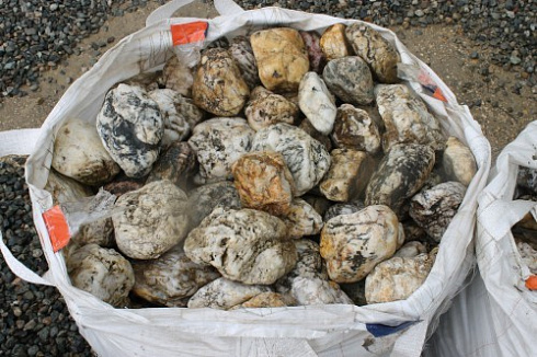 Kamenclub.ru: Кварцевый валунчик фр.100-300 мм.  купить в Люберцах кварц белый, бежевый молочный рыжий крупный природный камень галечник 7850 руб/т   фото КАМЕНЬ КЛУБ