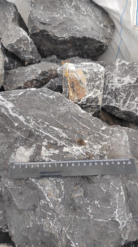 Kamenclub.ru: Черный мрамор скальник фр. 100-500 мм.  купить в Люберцах мрамор черный белый серый крупный колотый валун ландшафтный 8500 руб/т   фото КАМЕНЬ КЛУБ