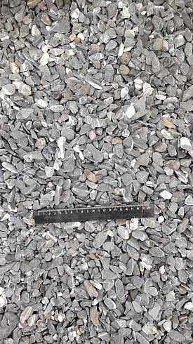 Kamenclub.ru: Щебень галтованный черный (мрамор) фр.10-20 мм.  купить в Люберцах мрамор черный с белыми прожилками, черный, белый окатанный округлый ландшафтный декоративный щебень 15000 руб/т   фото КАМЕНЬ КЛУБ