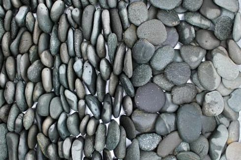 Kamenclub.ru: Галька речная плоская (темно-серая) фр. 70-150 мм. купить  в Люберцах галечник природный темно-серый серый синий речная плоская природная окатанная  9000 руб/т   фото КАМЕНЬ КЛУБ