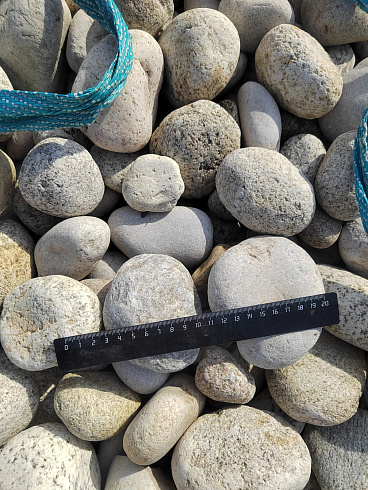 Kamenclub.ru: Галька речная окат (серо-белая) фр. 70-120 мм купить  в Люберцах галька галечник бело-серая, серо-белая, серая, белая речная природная галька  8000 руб/т   фото КАМЕНЬ КЛУБ