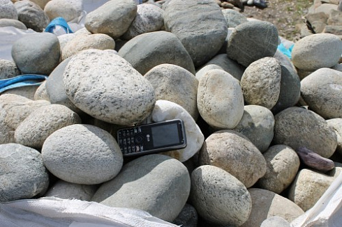 Kamenclub.ru: Речной валун (Ассорти) фр.100-300 мм.  купить в Люберцах галечник серый, темно-серый, светло-серый речная галька крупных размеров 4200 руб/т   фото КАМЕНЬ КЛУБ