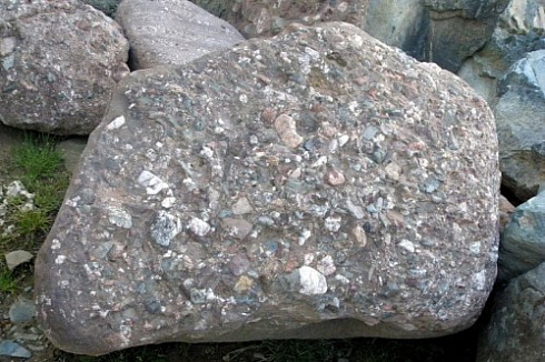 Kamenclub.ru: Конгломераты фр. 300-1000 мм.  купить в Люберцах кварц мрамор диабаз коричневый, серый зеленоватый речной валун крупный 6500 руб/т   фото КАМЕНЬ КЛУБ