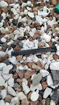 Kamenclub.ru: Мраморная крошка (щебень крошка микс : белый-черный-розовый) фр. 20-40 мм.  купить в Люберцах мрамор белый, черный, розовый декоративная ландшафтная крошка 12000 руб/т   фото КАМЕНЬ КЛУБ