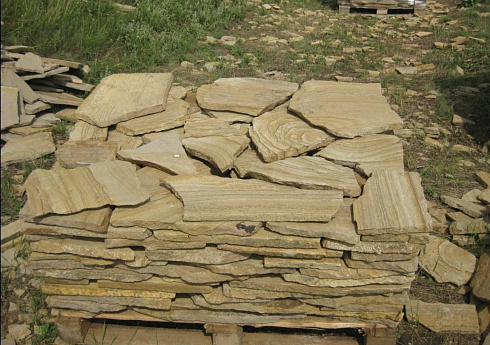 Kamenclub.ru: Песчаник пластушка желтый с разводом под дерево (2 см)  купить в Люберцах плитняк желтый с разводами, желтый, рыжий, серый песчаник пластушка рваная ландшафтная 11 000 руб/м3   фото КАМЕНЬ КЛУБ