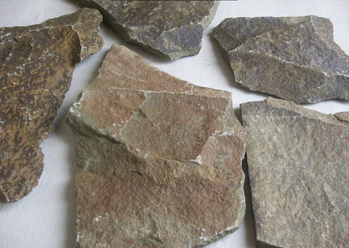 Kamenclub.ru: Песчаник пластушка "фонтанка" серо-зеленая (3,0-5,0 см)  купить в Люберцах песчаник серо-зеленая колотые плитки облицовочные пластушки 11400 руб/м3   фото КАМЕНЬ КЛУБ