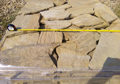 Kamenclub.ru: Песчаник пластушка желтый с разводом под дерево (2 см)  купить в Люберцах плитняк желтый с разводами, желтый, рыжий, серый песчаник пластушка рваная ландшафтная 11 000 руб/м3   фото КАМЕНЬ КЛУБ